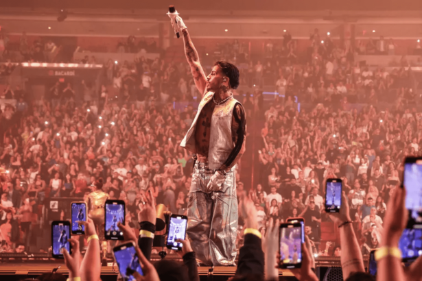 Rauw Alejandro durante un concierto de su Saturno World